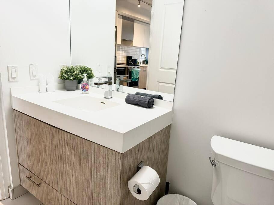 Cozy Condo Near Eatoncentre Mall Toronto Esterno foto