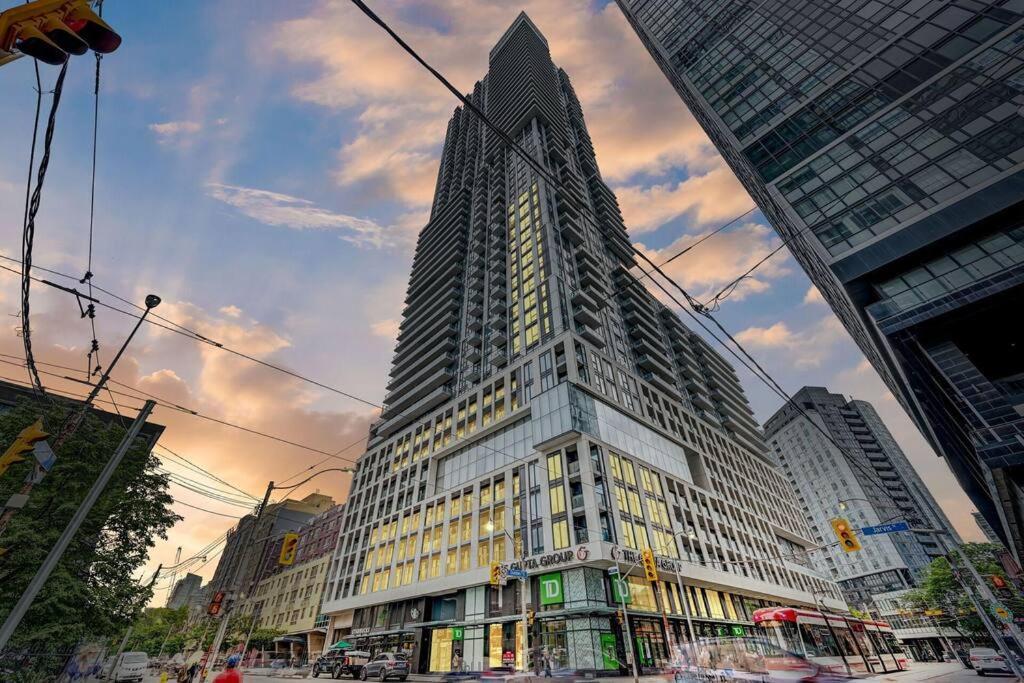 Cozy Condo Near Eatoncentre Mall Toronto Esterno foto